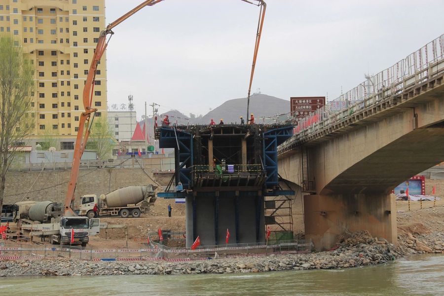 混凝土输送泵车、混凝土搅拌运输车浇筑现场 - 甘肃省临夏州积石山县大河家黄河大桥2#墩主梁0#块混凝土浇筑完成