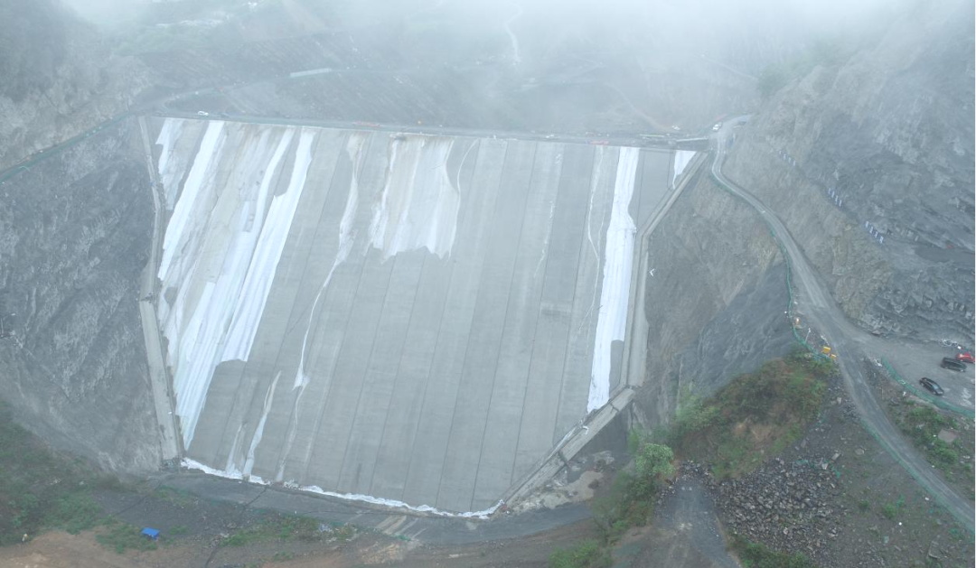 黔西南州望谟县油啥水库工程大坝混凝土面板浇筑提前12个月完成