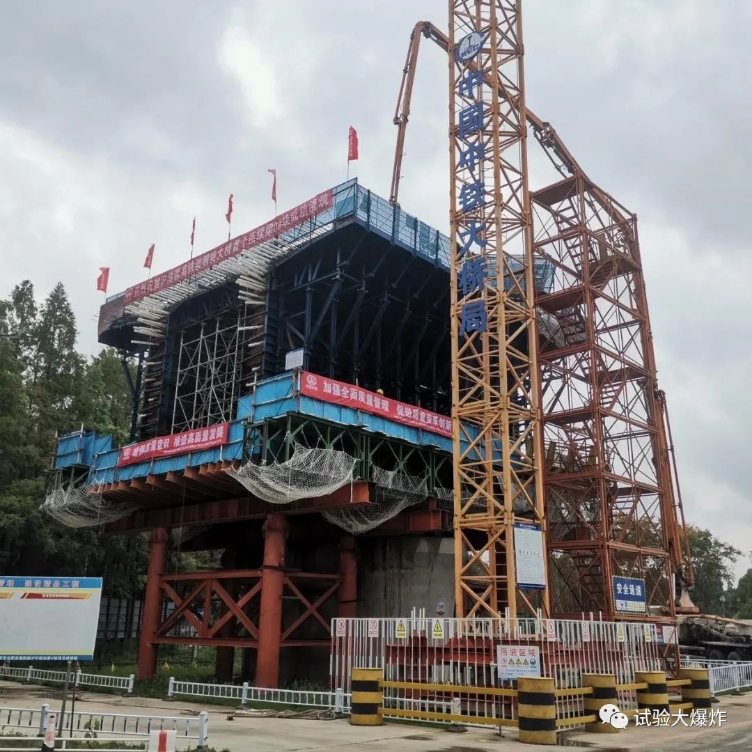 混凝土输送泵车浇筑现场 - 上海至南京至合肥高速铁路崇明特大桥首个连续梁“0号块”混凝土浇筑完成