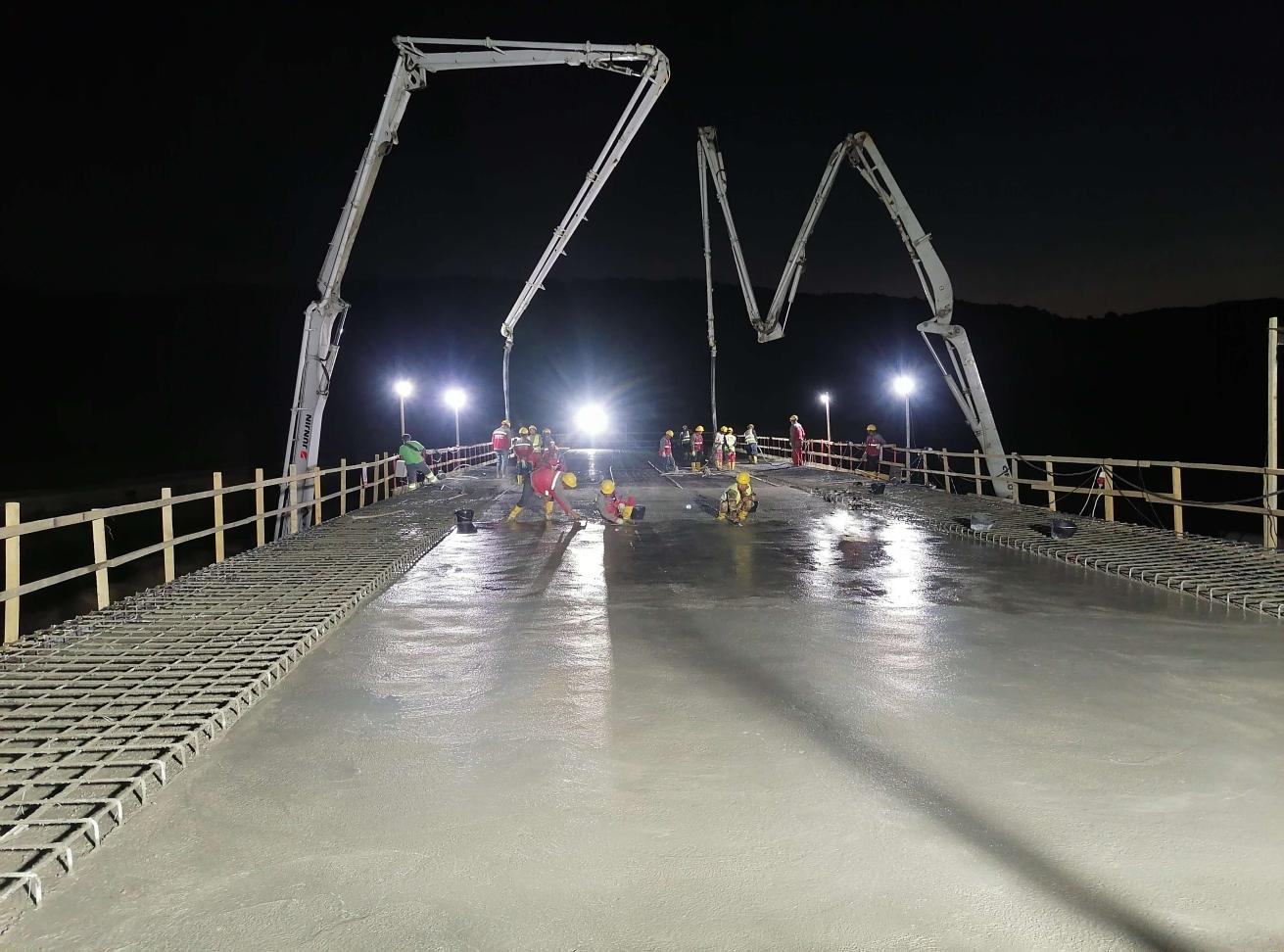 混凝土输送泵车浇筑现场 - 中国水电五局：塞尔维亚绕城公路项目S6标段27号桥混凝土浇筑完成