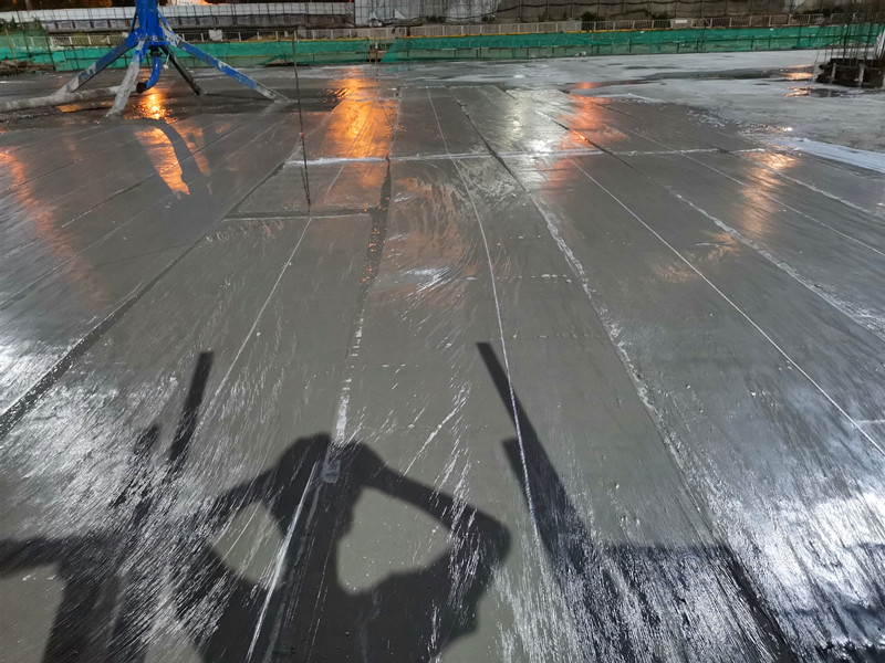 混凝土布料机浇筑现场 - 中铁十五局城建公司：宁波房建项目首块地下室顶板混凝土浇筑完成