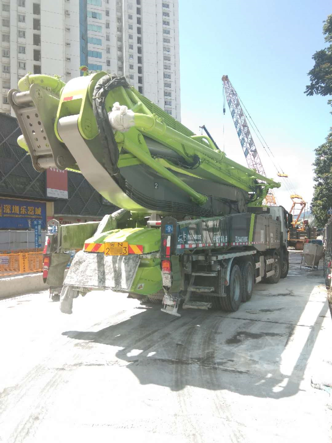广州2018年国五6节臂56米中联重科混凝土泵车，奔驰底盘