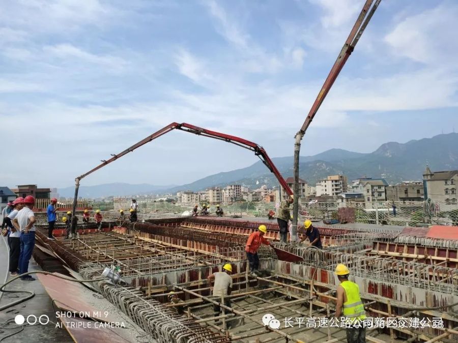 混凝土输送泵车浇筑现场 - 长乐营前至滨海新城万新路复线段A1标首联现浇箱梁C50混凝土成功浇筑