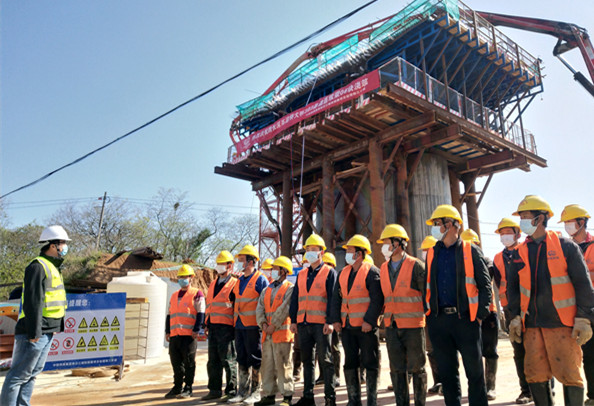 三一重工泵车浇筑现场 - 南沿江项目部跨长深高速特大桥303县道连续梁0#块开始混凝土浇筑