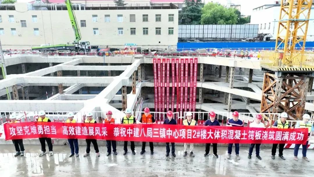 混凝土输送泵车浇筑现场 - 中建八局武汉三镇中心项目2#楼大体积混凝土筏板浇筑完成