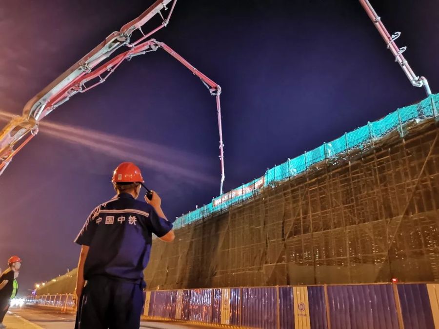 三一重工泵车浇筑现场 - 沈阳市快速路项目揽军路跨铁路转体桥工程首联现浇梁混凝土浇筑完成