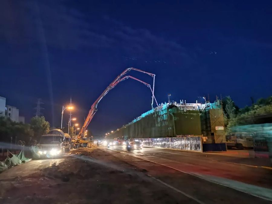 三一重工泵车、混凝土搅拌运输车浇筑现场 - 沈阳市快速路项目揽军路跨铁路转体桥工程首联现浇梁混凝土浇筑完成