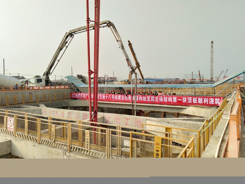 混凝土泵车、混凝土鼎点平台浇筑现场 - 广州地铁18和22号线车站项目：横沥站南端始发段首块顶板顺利砼浇筑