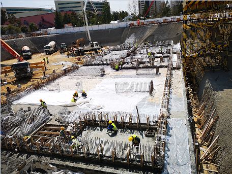 混凝土输送泵车、混凝土搅拌运输车浇筑现场 - 中建阿尔及利亚公司承建NOVOTEL酒店项目BLOCK A筏板混凝土浇筑完成