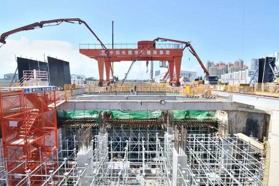 混凝土输送泵车、混凝土搅拌运输车浇筑现场 - 广州地铁建设集团：地铁12号线海上田园东站首块顶板混凝土顺利浇筑