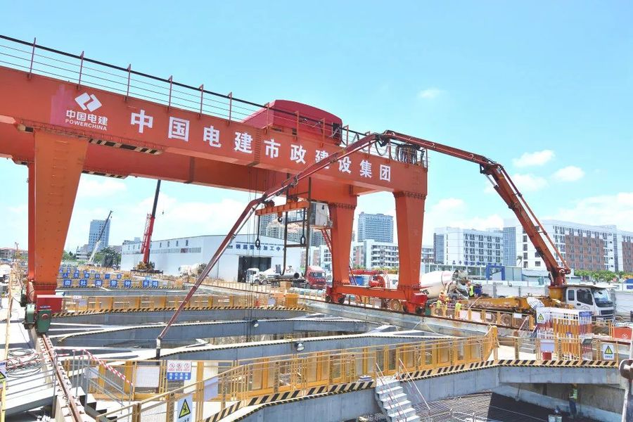 混凝土输送泵车、混凝土搅拌运输车浇筑现场 - 深圳地铁建设集团：地铁12号线海上田园东站首块顶板混凝土顺利浇筑