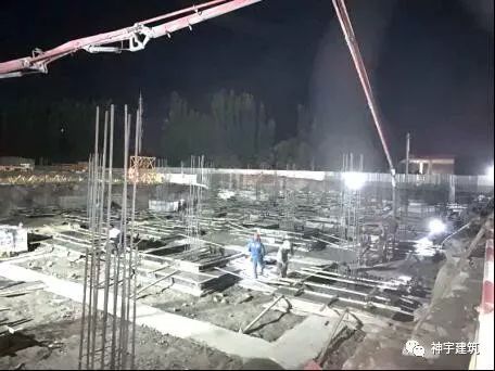 三一重工泵车浇筑现场 - 神宇建筑：新和县浙商商贸城加班加点进行基础混凝土浇筑