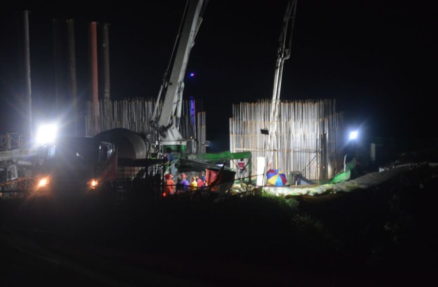 中联重科泵车、混凝土搅拌运输车浇筑现场 - 四川省广安市武胜县中心嘉陵江特大桥首节主墩节段混凝土浇筑完成