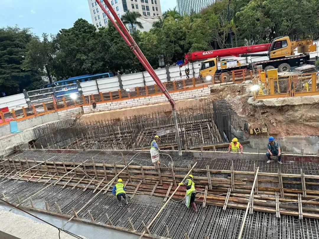 三一重工混凝土输送泵车浇筑现场 - 广州地铁5号线西延项目大剧院站北侧附属顶板混凝土浇筑完成
