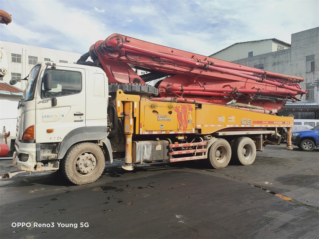 广州2014年5月国三5节臂49米三一重工混凝土泵车，日野700底盘