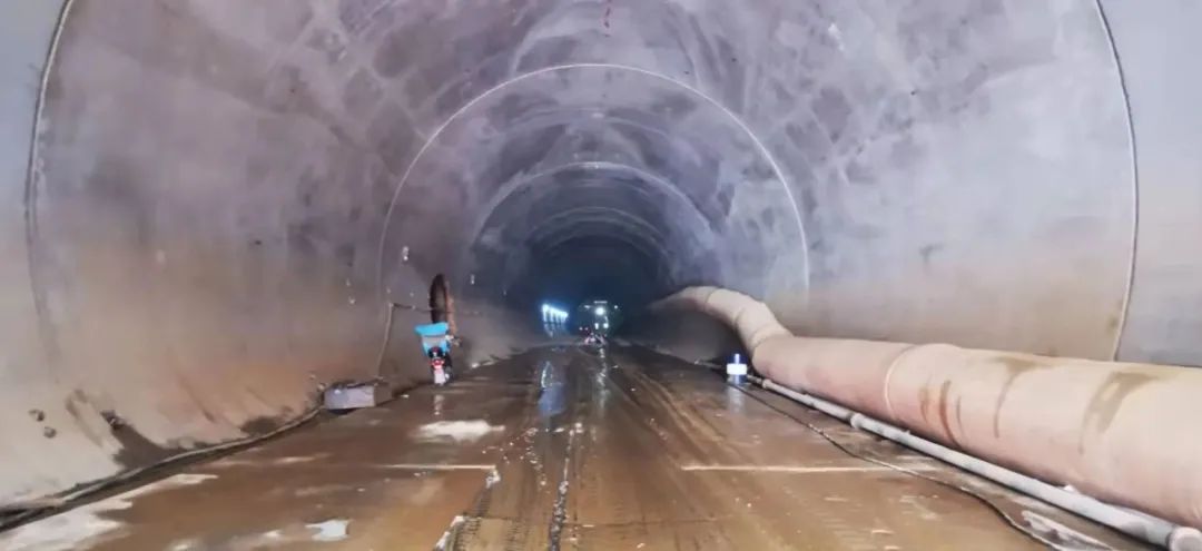 中铁二十五局梅龙铁路最长隧道下黄田隧道洞门混凝土浇筑完成