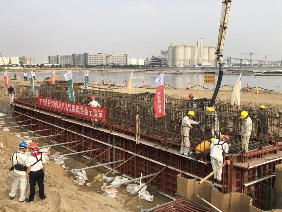 广州港新沙港区11号12号通用泊位及驳船泊位工程2000吨级驳船泊位码头首段胸墙顺利完成混凝土浇筑