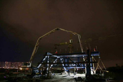 混凝土泵车浇筑砼现场 - 甬台温高速灵阁段5标项目欧飞3号高架桥-1第1联左幅挂篮砼浇筑完成