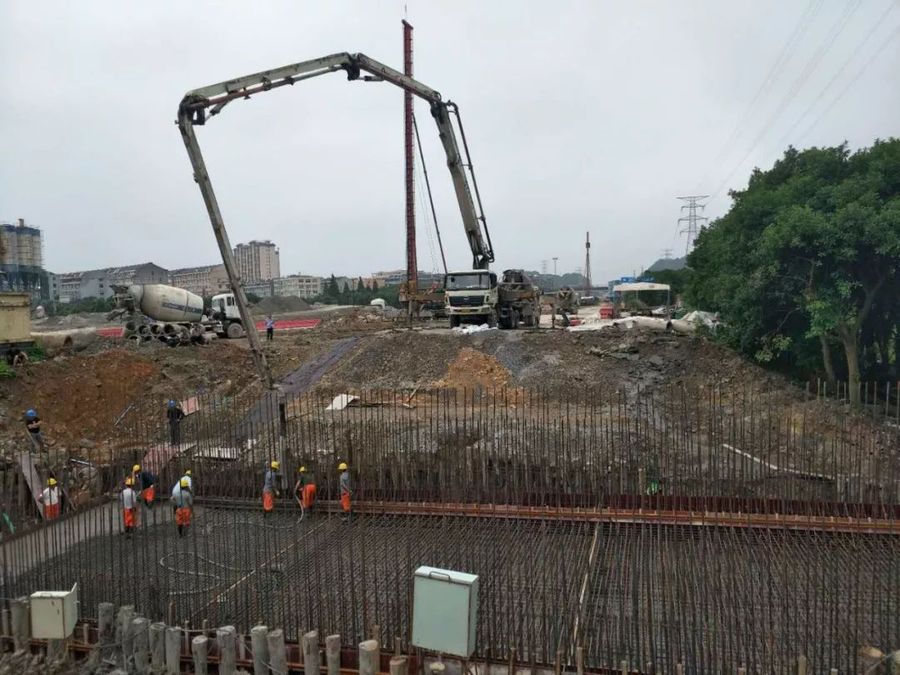 混凝土输送泵车、混凝土搅拌运输车浇筑现场 - 浙隧集团路泽太高架先行标：左线涵洞底板混凝土浇筑完成