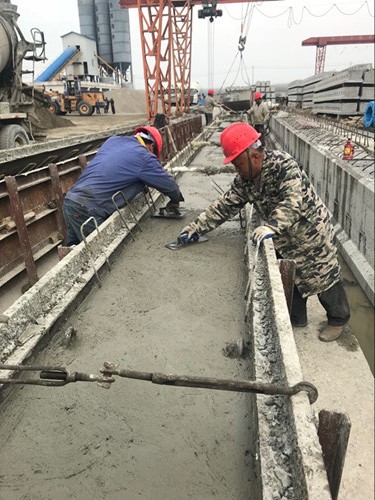 混凝土搅拌运输车浇筑现场 - 中建市政宿迁公路项目首片预应力空心板梁混凝土浇筑成功