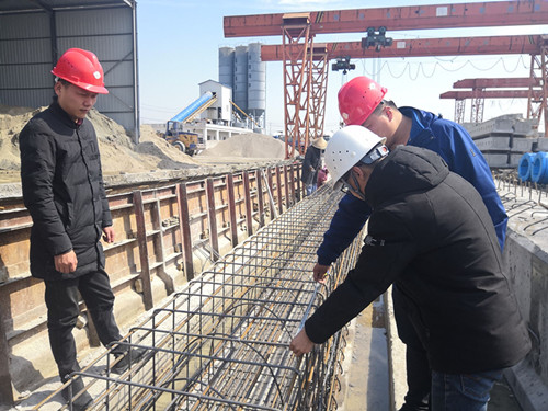 中建市政宿迁公路项目首片预应力空心板梁混凝土浇筑成功