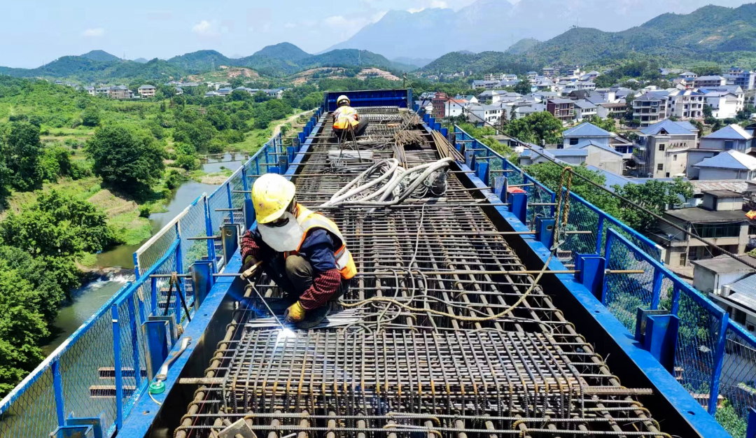 沪昆高速梨东改扩建项目SSZ标畈上特大桥首片盖梁混凝土浇筑完成