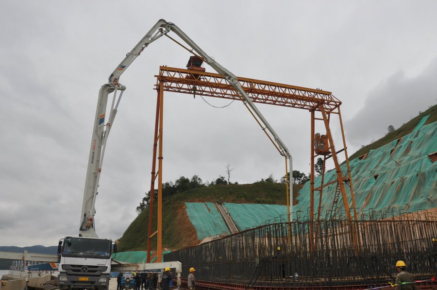 中联重科混凝土泵车浇筑现场 - 福建宁德福鼎沙埕湾跨海大桥南主墩承台第一层混凝土浇筑完成