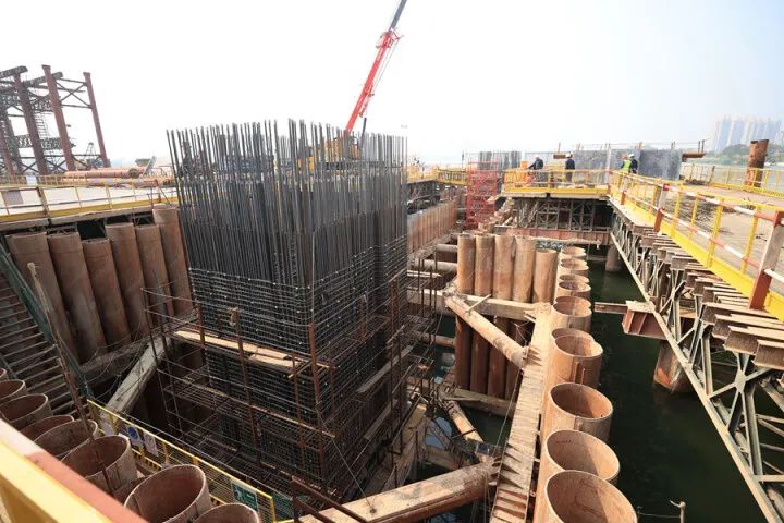 中铁广州局承建的惠州市鹅城大桥项目主桥ZP3承台混凝土浇筑完成