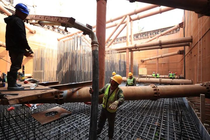 中联重科泵车浇筑现场 - 中铁广州局承建的惠州市鹅城大桥项目主桥ZP3承台混凝土浇筑完成