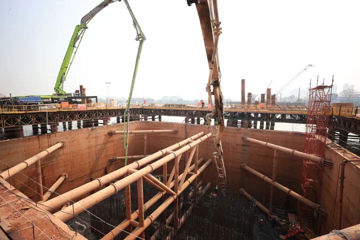 中联重科泵车浇筑现场 - 中铁广州局承建的惠州市鹅城大桥项目主桥ZP3承台混凝土浇筑完成