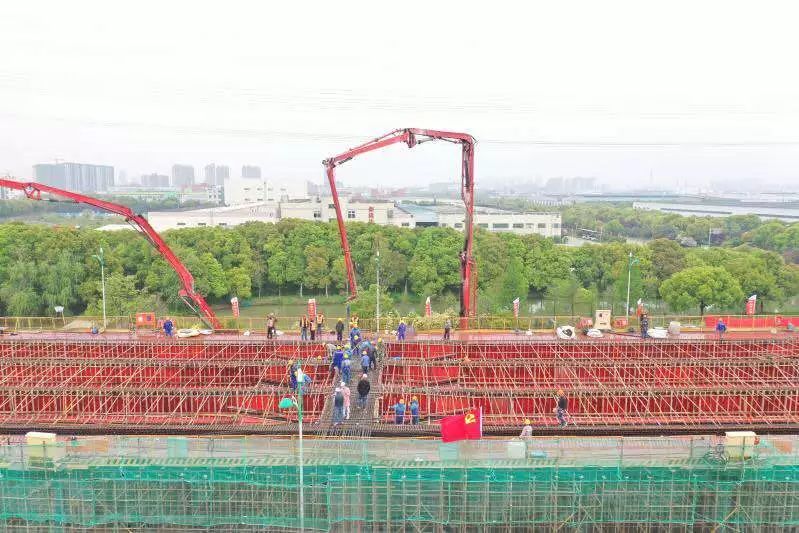 三一重工混凝土泵车浇筑现场 - 常熟直达苏州高架首联箱梁混凝土浇筑 部分路段年底将竣工通车