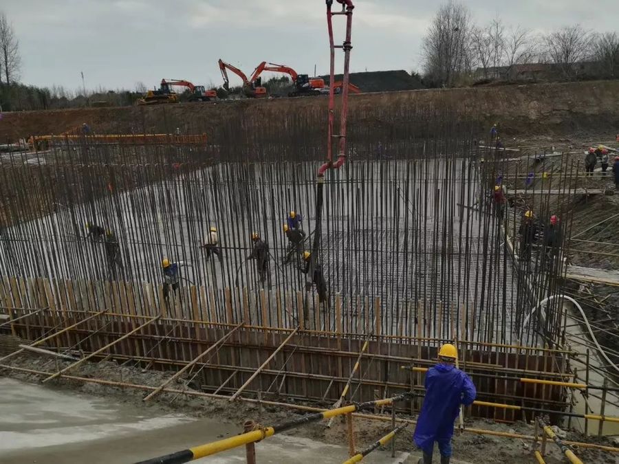 混凝土输送泵车浇筑现场 - 扬州槐泗河综合整治二期Ⅰ标项目关键节点保水闸底板混凝土浇筑完成