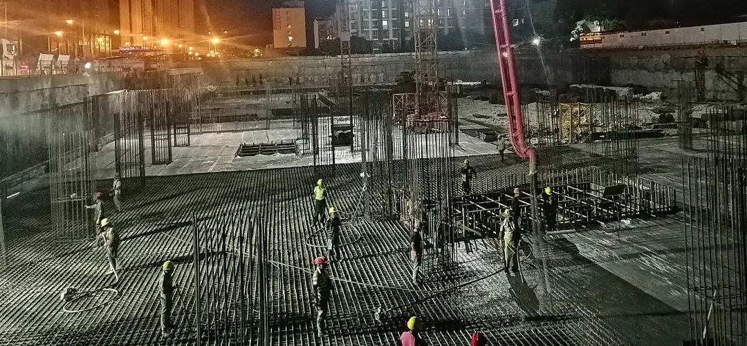 三一重工泵车浇筑现场 - 江油中医医疗康养二标段项目新住院大楼4200m³基础混凝土一次浇筑完毕