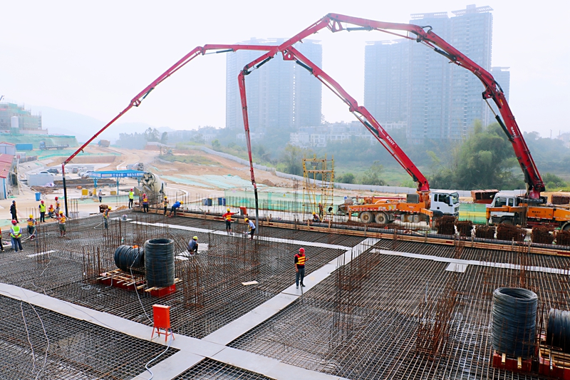 三一重工泵车、混凝土鼎点平台浇筑现场 - 广州荔湖国际项目部首栋高层筏板基础混凝土浇筑