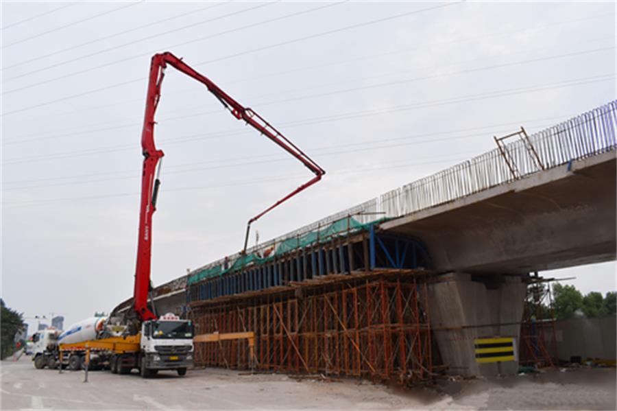 混凝土输送泵车、混凝土搅拌运输车浇筑现场 - 中铁十六局三公司：杭绍城际7标项目湖稽区间、西湖区间顺利贯通