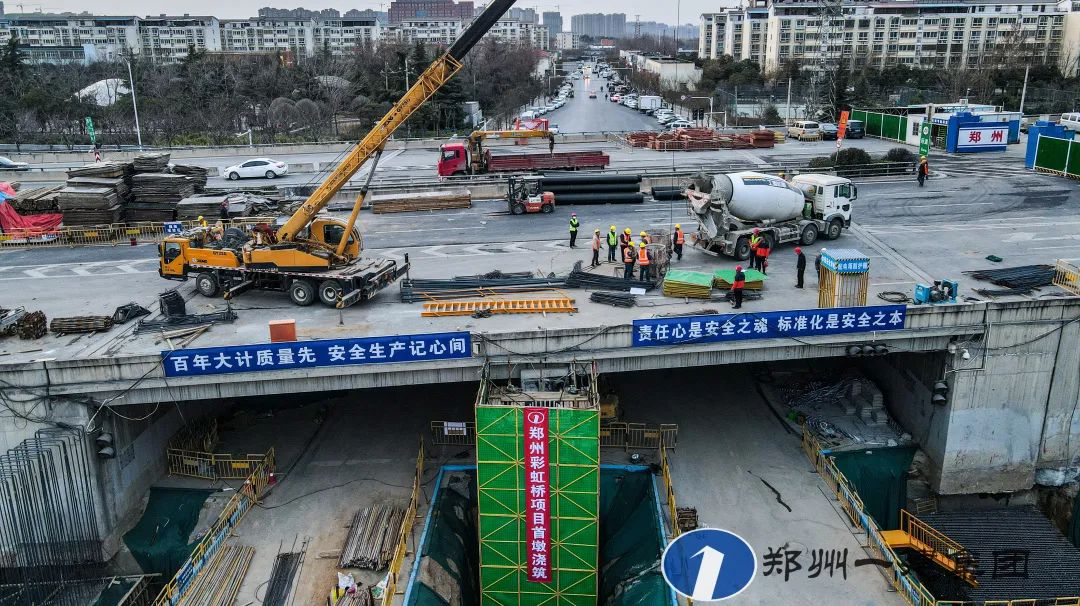 混凝土搅拌运输车浇筑现场 - 郑州一建集团：郑州彩虹桥新建工程全线首墩开始混凝土浇筑