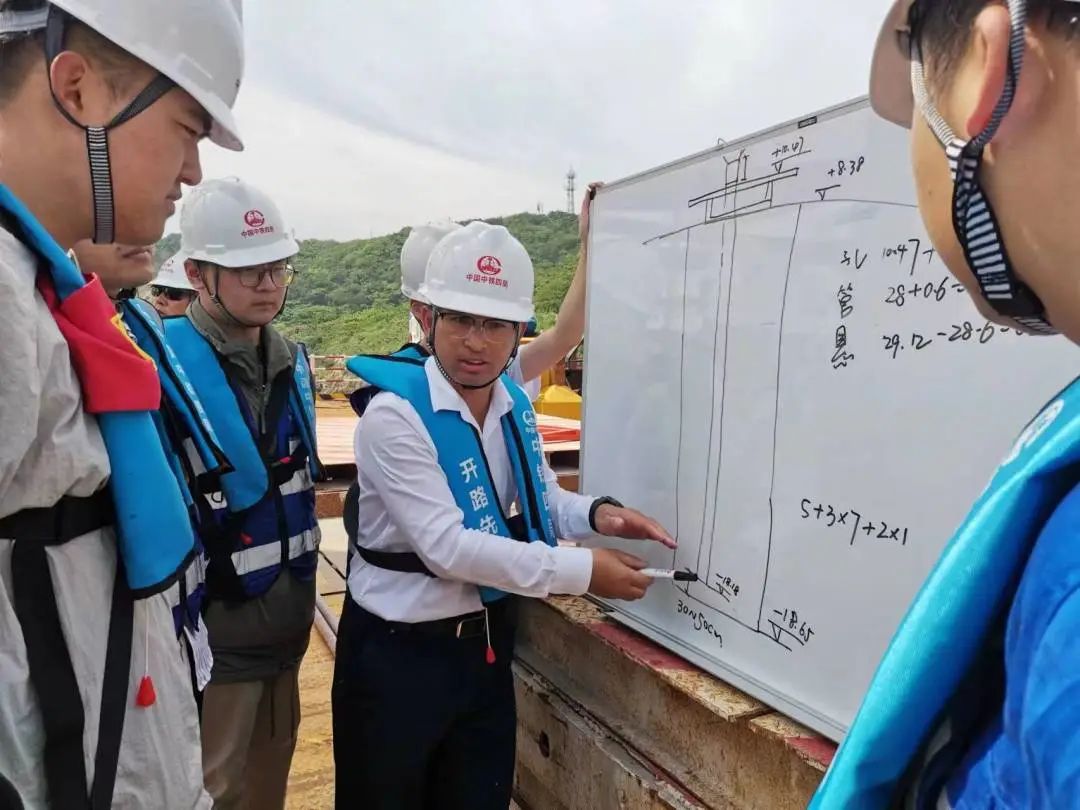 项目领导组织现场学习 - 中铁四局甬舟铁路西堠门公铁两用大桥首墩首桩开始灌注混凝土