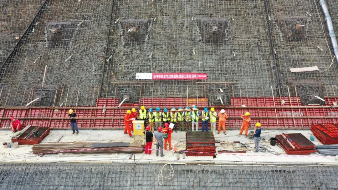 海南省水务厅：迈湾水利枢纽工程主坝边坡面板混凝土首仓浇筑