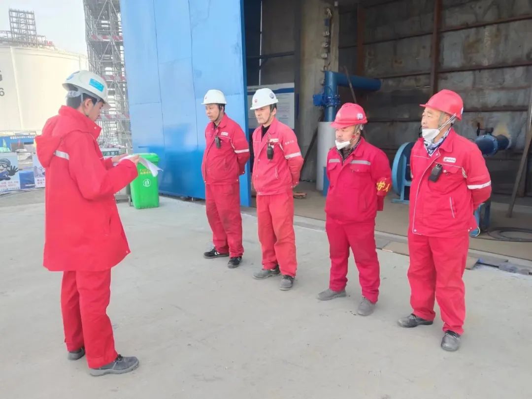 中油六建江苏协鑫LNG项目部储罐穹顶混凝土浇筑保压工作正式开始