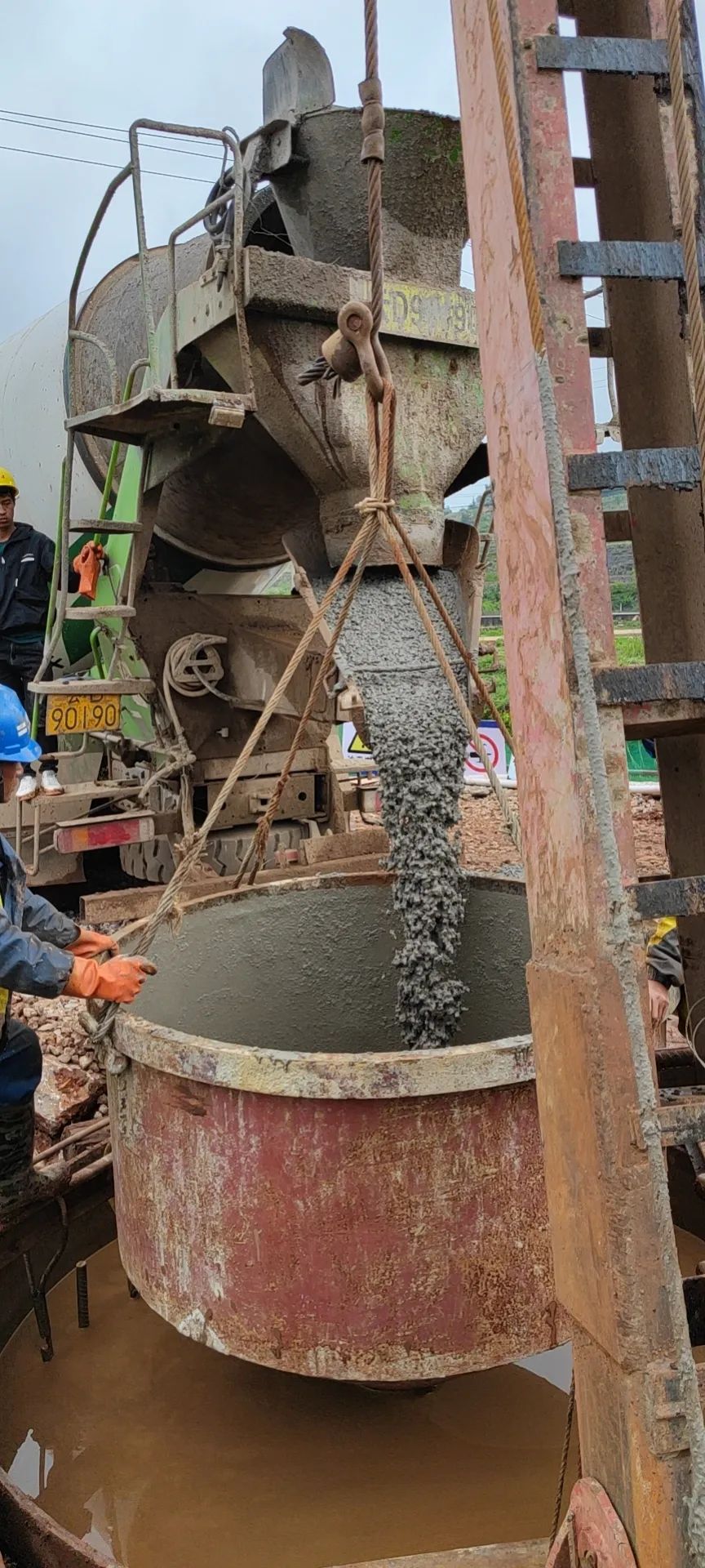 混凝土搅拌运输车浇筑现场 - 云南建投混凝土：宣富高速首颗超大孔径桩基混凝土浇筑完成