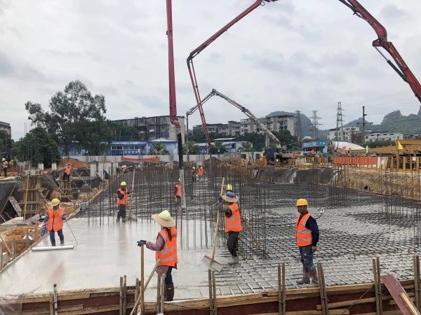 混凝土输送泵车、混凝土搅拌运输车浇筑现场 - 广西建工五建柳州市大都熙园项目第一块筏板基础混凝土浇筑完成