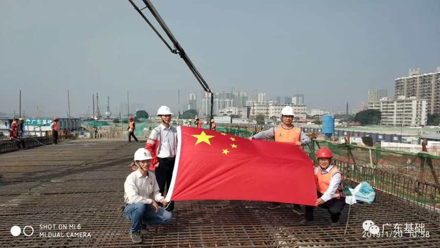 混凝土泵车浇筑现场 - 广州市临江大道东延线(一期)工程车陂涌大桥右幅箱梁混凝土浇筑完成