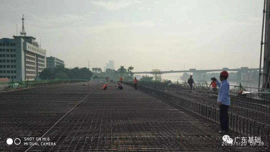 广州市临江大道东延线(一期)工程车陂涌大桥右幅箱梁混凝土浇筑完成