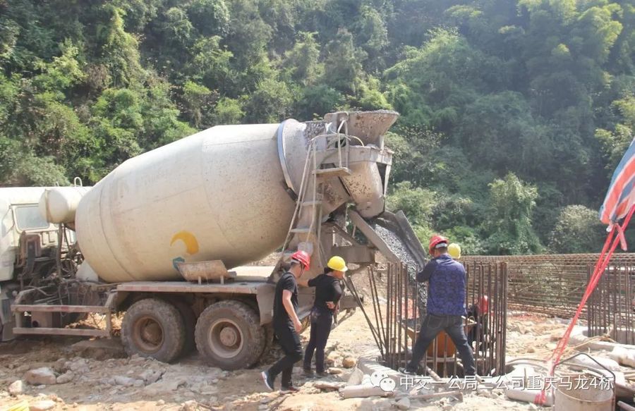 混凝土搅拌运输车浇筑现场 - 重庆市涪陵区马武至龙潭一级公路八一水库大桥首根桩基混凝土浇筑