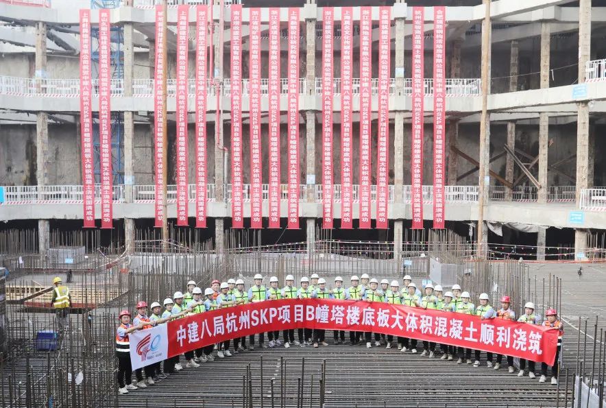 团队合影 - 中建八局杭州SKP项目B幢塔楼1.7万方底板大体积混凝土浇筑完成