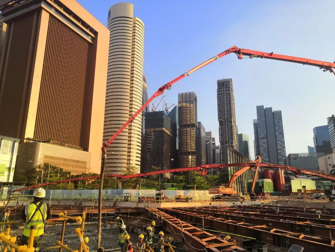 混凝土输送泵车浇筑现场 - 新加坡地铁环线六期C885项目爱德华王子车站底板首段结构砼浇筑完成