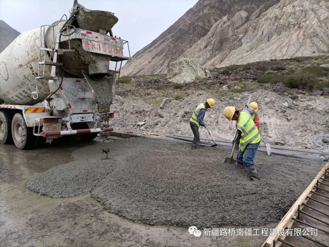 混凝土搅拌运输车浇筑现场 - 新疆路桥南疆工程建设有限公司：奥依塔克项目开始混凝土路面浇筑