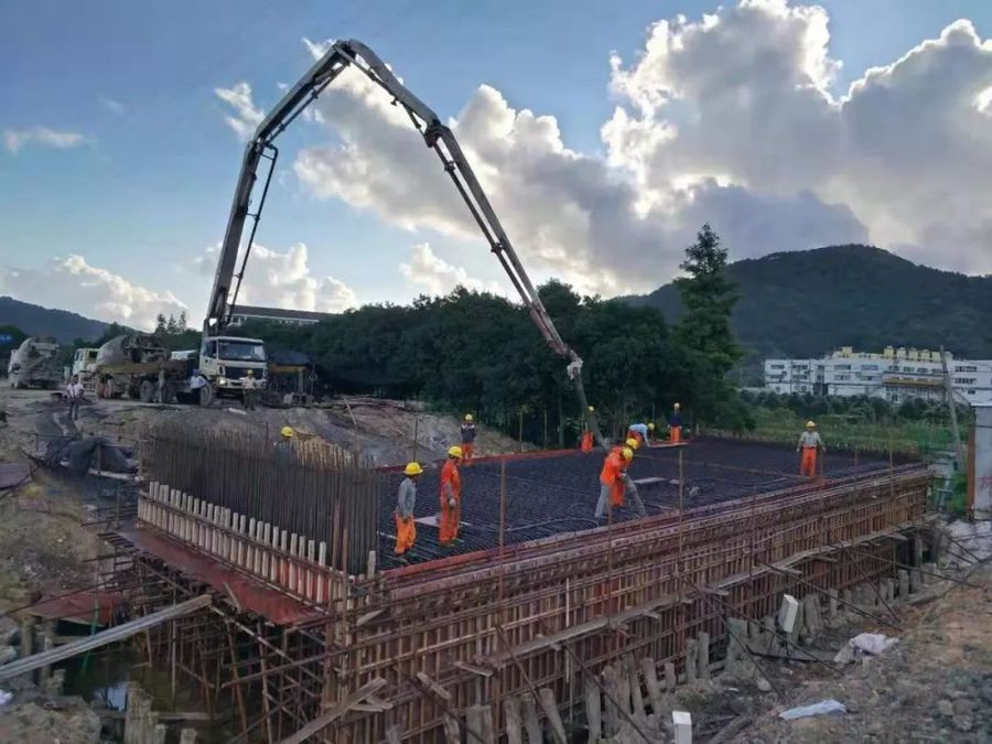 混凝土输送泵车、混凝土搅拌运输车浇筑现场 - 浙隧集团路泽太高架先行标段ZK19+350处箱涵开始进行混凝土浇筑