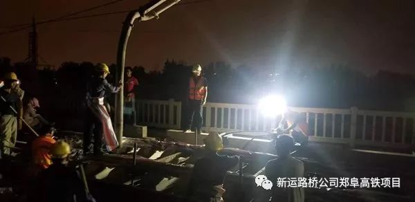 混凝土输送泵车浇筑现场 - 中铁一局郑阜铁路最后一组无砟道岔混凝土浇筑 安徽段阜阳西站