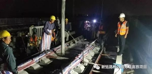 混凝土输送泵车浇筑现场 - 中铁一局郑阜铁路最后一组无砟道岔混凝土浇筑 安徽段阜阳西站